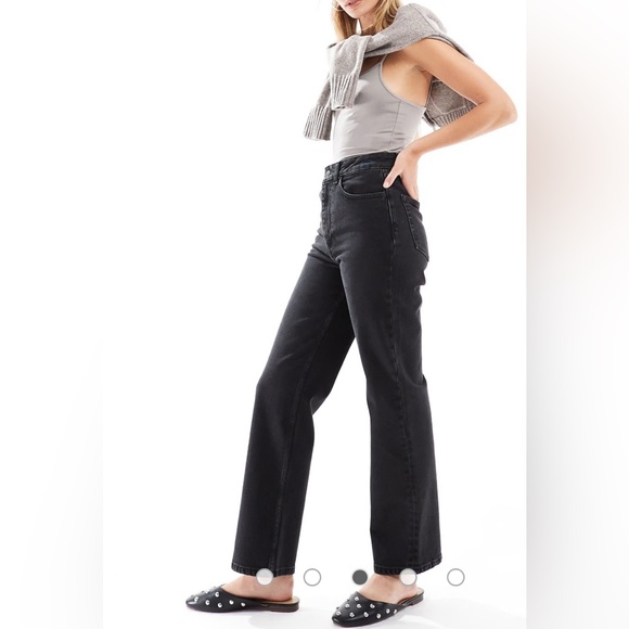 ASOS DESIGN mid rise relaxed straight ankle grazer jean in black - Picture 2 of 3